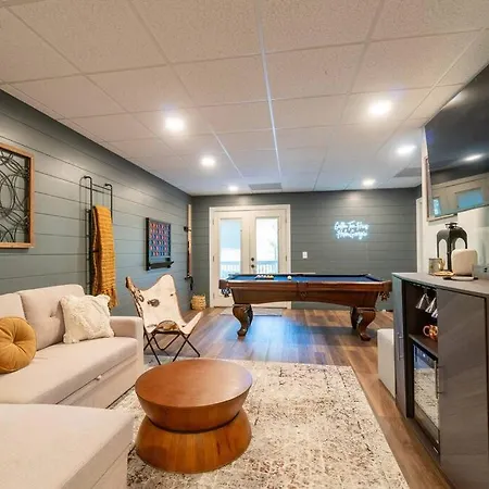 Gorgeous Modern Farmhouse W/Hot Tub & Pool Table